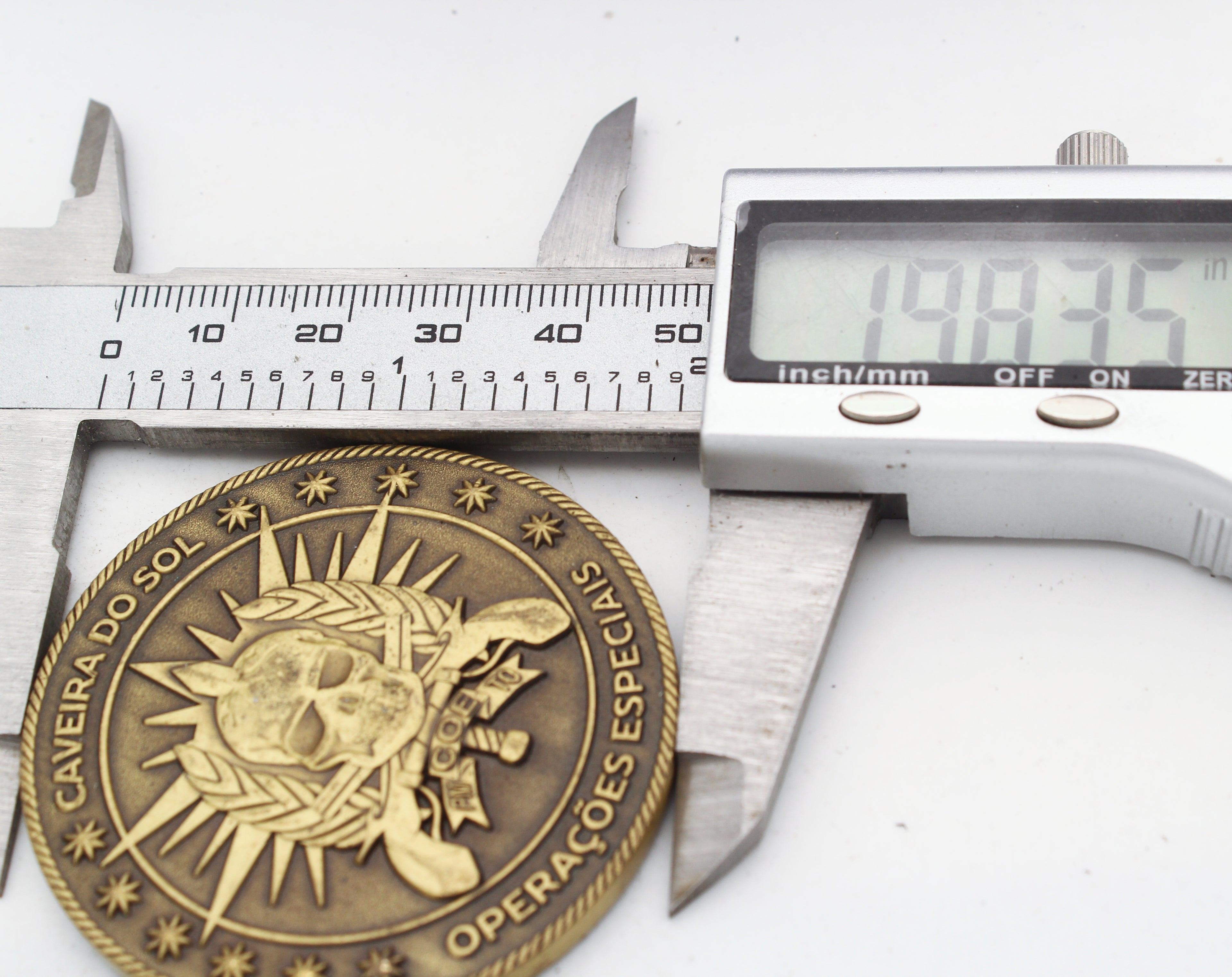 Caveira do Sol Operações Especiais Challenge Coin 2 Inch Brazil Special Police Collectible Pre-owned